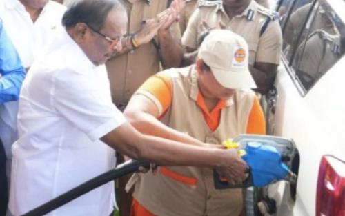 വനിതാ ജയിൽ തടവുകാർ കൈകാര്യം ചെയ്യുന്ന പെട്രോൾ ഔട്ട്ലെറ്റ് തുറന്ന് തമിഴ്നാട് സർക്കാർ വനിതാ ജയിൽ തടവുകാർ കൈകാര്യം ചെയ്യുന്ന പെട്രോൾ ഔട്ട്ലെറ്റ് തുറന്ന് തമിഴ്നാട് സർക്കാർ