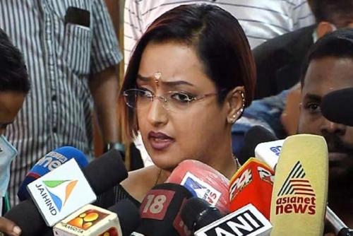 സ്വപ്ന സുരേഷ് ഐ ഫോൺ വിട്ടുകിട്ടാൻ കോടതിയിലേക്ക് സ്വപ്ന സുരേഷ് ഐ ഫോൺ വിട്ടുകിട്ടാൻ കോടതിയിലേക്ക്