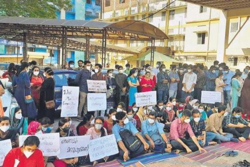 പിജി ഡോക്ടർമാരുടെ സമരം നാലാം ദിവസത്തിലേക്ക്; ആശുപത്രികളുടെ പ്രവർത്തനം പ്രതിസന്ധിയിൽ