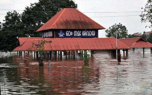 കനത്ത മഴയിൽ ആലുവ മഹാദേവ ക്ഷേത്രം വെള്ളത്തിനടിയിലായി കനത്ത മഴയിൽ ആലുവ മഹാദേവ ക്ഷേത്രം വെള്ളത്തിനടിയിലായി
