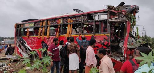 വടക്കഞ്ചേരിയിൽ ടൂറിസ്റ്റ് ബസും കെഎസ്ആർടിസിയും കൂട്ടിയിടിച്ച് ഒമ്പതു മരണം