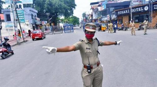 കേരളത്തിൽ സന്പൂർണ്ണ ലോക്ഡൗൺ ഇല്ല: വാരാന്ത്യ ലോക്ക് ഡൗൺ തുടരും കേരളത്തിൽ സന്പൂർണ്ണ ലോക്ഡൗൺ ഇല്ല: വാരാന്ത്യ ലോക്ക് ഡൗൺ തുടരും