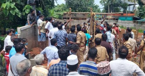 കുണ്ടറയിൽ കിണർ വൃത്തിയാക്കുന്നതിനിടെ മൂന്ന് പേർ മരിച്ചു കുണ്ടറയിൽ കിണർ വൃത്തിയാക്കുന്നതിനിടെ മൂന്ന് പേർ മരിച്ചു