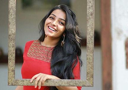 ര​ജി​ഷ വി​ജ​യന്റെ ഫാൻസ് ഓണത്തിന് 