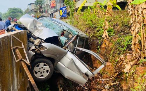 കരിപ്പൂർ വിമാനത്താവളത്തിൽനിന്നു മടങ്ങിയ കാര് നിയന്ത്രണം വിട്ട് രണ്ട് മരണം കരിപ്പൂർ വിമാനത്താവളത്തിൽനിന്നു മടങ്ങിയ കാര് നിയന്ത്രണം വിട്ട് രണ്ട് മരണം