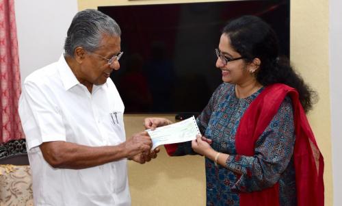 മികച്ച കളക്ടർക്ക് ലഭിച്ച അവാർഡ് തുക മുഖ്യമന്ത്രിയുടെ ദുരിതാശ്വാസ നിധിയിലേക്ക് കൈമാറി ദിവ്യ എസ് അയ്യർ മികച്ച കളക്ടർക്ക് ലഭിച്ച അവാർഡ് തുക മുഖ്യമന്ത്രിയുടെ ദുരിതാശ്വാസ നിധിയിലേക്ക് കൈമാറി ദിവ്യ എസ് അയ്യർ