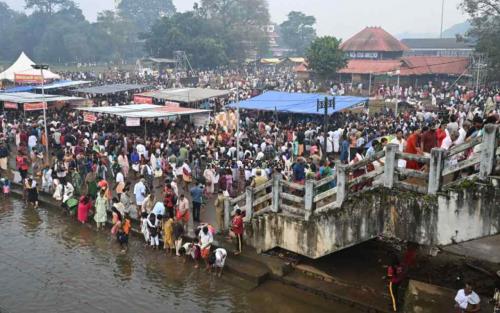 കർക്കിടക വാവുബലി അർപ്പിച്ച് ആയിരങ്ങൾ: ക്ഷേത്രങ്ങളിൽ വൻ തിരക്ക്