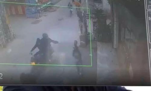 ഡൽഹിയിൽ 17കാരിക്ക് നേരെ ആസിഡ് ആക്രമണം ഡൽഹിയിൽ 17കാരിക്ക് നേരെ ആസിഡ് ആക്രമണം