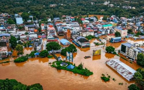 മഴക്കെടുതി: സംസ്കാര ചടങ്ങിനും ക്യാമ്പിൽ നിന്ന് മടങ്ങുന്നവർക്കും 10,000 രൂപ; ധനസഹായ പ്രഖ്യാപനവുമായി മുഖ്യമന്ത്രി