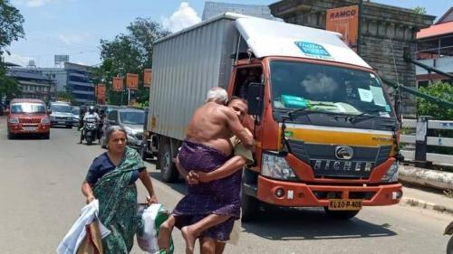 പൊലീസ് ഓട്ടോ വിട്ടില്ല: രോഗിയായ അച്ഛനെയും എടുത്തുകൊണ്ട് മകൻ നടന്നു പൊലീസ് ഓട്ടോ വിട്ടില്ല: രോഗിയായ അച്ഛനെയും എടുത്തുകൊണ്ട് മകൻ നടന്നു