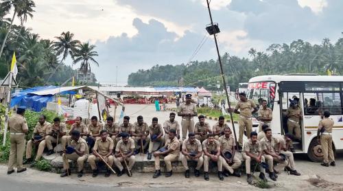 വിഴിഞ്ഞം പദ്ധതി പുനരാരംഭിക്കാൻ അദാനി; തുറമുഖത്ത് വീണ്ടും സഘർഷം വിഴിഞ്ഞം പദ്ധതി പുനരാരംഭിക്കാൻ അദാനി; തുറമുഖത്ത് വീണ്ടും സഘർഷം