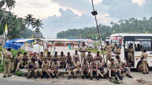 വിഴിഞ്ഞം പദ്ധതി പുനരാരംഭിക്കാൻ അദാനി; തുറമുഖത്ത് വീണ്ടും സഘർഷം