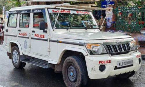 വോട്ട് ചെയ്യാൻ വസ്ത്രം നൽകി: ബിജെപി പ്രവർത്തകനെതിരെ കേസ്; കെട്ടുകണക്കിന് തുണിത്തരങ്ങൾ കണ്ടെത്തി വോട്ട് ചെയ്യാൻ വസ്ത്രം നൽകി: ബിജെപി പ്രവർത്തകനെതിരെ കേസ്; കെട്ടുകണക്കിന് തുണിത്തരങ്ങൾ കണ്ടെത്തി