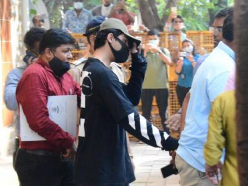 ഷാരൂഖ് ഖാന്റെ മകന് ലഹരിമരുന്ന് നല്കിയത് ശ്രേയസ് നായര്; ചാറ്റില് നിര്ണായക വിവരങ്ങള് ഷാരൂഖ് ഖാന്റെ മകന് ലഹരിമരുന്ന് നല്കിയത് ശ്രേയസ് നായര്; ചാറ്റില് നിര്ണായക വിവരങ്ങള്