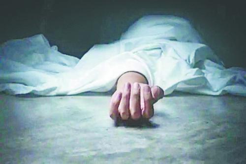 എറണാകുളത്തെ പറവൂരിൽ ഒരു കുടുംബത്തിലെ മൂന്ന് പേരെ മരിച്ച നിലയിൽ കണ്ടെത്തി എറണാകുളത്തെ പറവൂരിൽ ഒരു കുടുംബത്തിലെ മൂന്ന് പേരെ മരിച്ച നിലയിൽ കണ്ടെത്തി