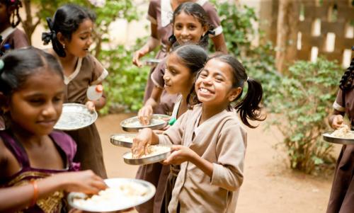 ബംഗാളിലെ സർക്കാർ സ്കൂളുകളിൽ നാല് മാസത്തേക്ക് ഉച്ചഭക്ഷണത്തിൽ ചിക്കനും പഴവർഗങ്ങളും ബംഗാളിലെ സർക്കാർ സ്കൂളുകളിൽ നാല് മാസത്തേക്ക് ഉച്ചഭക്ഷണത്തിൽ ചിക്കനും പഴവർഗങ്ങളും