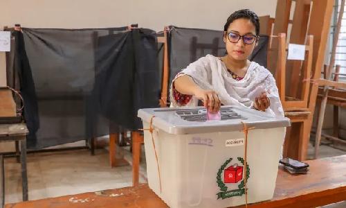 ബംഗ്ലാദേശ് വിധിയെഴുതുന്നു; ഹസീന സർക്കാരിന്റെ പതനത്തിന് ശേഷമുള്ള ആദ്യ പൊതുതിരഞ്ഞെടുപ്പ്