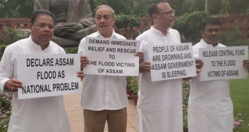 ആസാം പ്രളയം ദേശീയ ദുരന്തമായി പ്രഖ്യാപിക്കാൻ പാർലമെന്‍റിനു മുന്നിൽ കോൺഗ്രസ് എംപിമാരുടെ പ്രതിഷേധം