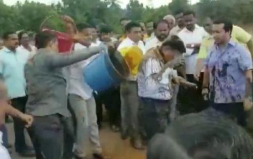 ഉദ്യോഗസ്ഥന്‍റെ ദേഹത്ത് ചളി കോരിയൊഴിച്ച് എംഎൽഎ