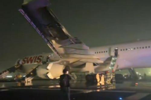 ഡൽഹി വിമാനത്താവളത്തിൽ വിമാനത്തിന് തീപിടിച്ചു: ആറ് യാത്രക്കാർക്ക് പരിക്ക്