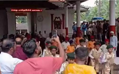 ശ്രീ ഭഗവതി തിരുമുറ്റത്ത് ദഫ് മുട്ടി മദ്രസ്സ വിദ്യാർഥികൾ; തിരുനാളിന് മധുരമേകി മാവേലിയും