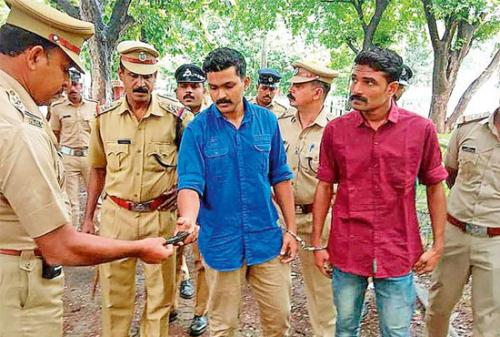 പി.എസ്.സി പരീക്ഷാ തട്ടിപ്പ്: സഹായം ചെയ്ത മൂന്ന് പോലീസുകാർക്കെതിരെ കേസ് പി.എസ്.സി പരീക്ഷാ തട്ടിപ്പ്: സഹായം ചെയ്ത മൂന്ന് പോലീസുകാർക്കെതിരെ കേസ്