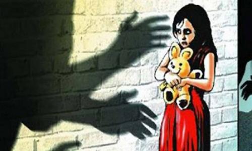 അഞ്ച്  വയസു­കാ­രി­യെ പീ­ഡി­പ്പി­ച്ച രണ്ട്  പേ­രെ­ ജനക്കൂ­ട്ടം  തല്ലി­ക്കൊ­ന്നു­