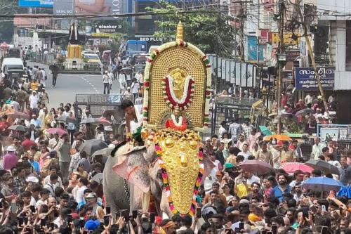 നിയന്ത്രണങ്ങളോടെ തൃശ്ശൂർ പൂരം: വെടിക്കെട്ട് ഒഴിവാക്കി, കുടമാറ്റം 15 മിനിറ്റിലേക്ക് ചുരുക്കി