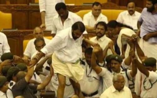 നിയമസഭാ കൈയാങ്കളി: വിചാരണ നിര്‍ത്തിവയ്ക്കണമെന്ന് പോലീസ്; രൂക്ഷ വിമര്‍ശനവുമായി കോടതി
