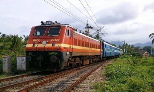 ട്രെ­യിൻ പാ­ളം തെ­റ്റി­  ആറ് പേ­ർ­ക്ക് പരി­ക്ക്