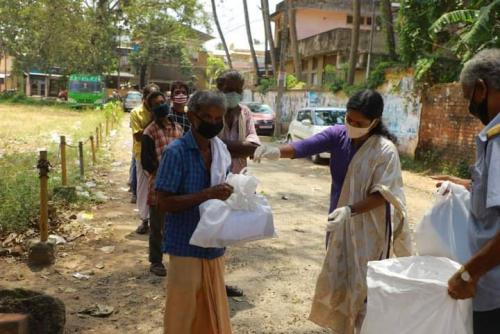 തിരുവോണ ദിനത്തിൽ ഓണക്കോടിയും ഓണസദ്യയും നൽകി ഐ.വൈ.സി.സി
