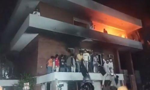 ശൈഖ് ഹസീനയുടെ പ്രസംഗത്തിനിടെ, രാഷ്ട്രപിതാവ് മുജീബുർ റഹ്മാന്റെ വീടിന് തീയിട്ട് ജനക്കൂട്ടം ശൈഖ് ഹസീനയുടെ പ്രസംഗത്തിനിടെ, രാഷ്ട്രപിതാവ് മുജീബുർ റഹ്മാന്റെ വീടിന് തീയിട്ട് ജനക്കൂട്ടം