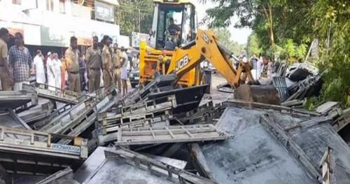 ലോറിയിൽ നിന്ന് ഇരുമ്പ് ഷീറ്റുകൾ കെട്ടുപൊട്ടി വീണ് വഴിയാത്രക്കാർക്ക് ദാരുണാന്ത്യം ലോറിയിൽ നിന്ന് ഇരുമ്പ് ഷീറ്റുകൾ കെട്ടുപൊട്ടി വീണ് വഴിയാത്രക്കാർക്ക് ദാരുണാന്ത്യം