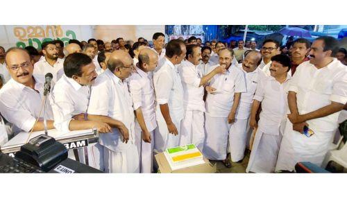 വിഴിഞ്ഞം തുറമുഖ പദ്ധതി യാഥാർഥ്യമായതിന്റെ സന്തോഷം കേക്ക് മുറിച്ച് ആഘോഷിച്ച് വിഡി സതീശന് വിഴിഞ്ഞം തുറമുഖ പദ്ധതി യാഥാർഥ്യമായതിന്റെ സന്തോഷം കേക്ക് മുറിച്ച് ആഘോഷിച്ച് വിഡി സതീശന്