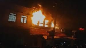 ഉത്തർപ്രദേശിലെ ഇലക്ട്രോണിക്സ് കടയിൽ തീപ്പിടുത്തം; ഒരു കുടുംബത്തിലെ ആറുപേർ കൊല്ലപ്പെട്ടു ഉത്തർപ്രദേശിലെ ഇലക്ട്രോണിക്സ് കടയിൽ തീപ്പിടുത്തം; ഒരു കുടുംബത്തിലെ ആറുപേർ കൊല്ലപ്പെട്ടു