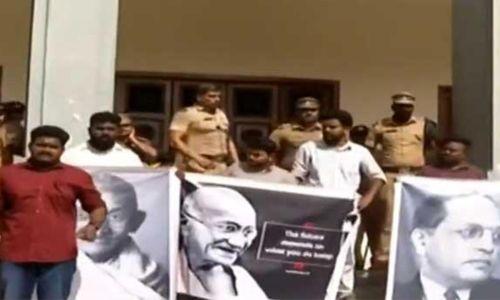 ഭാരതാംബ ചിത്ര വിവാദം: ഗവര്ണര്ക്കെതിരേ പ്രതിഷേധവുമായി എസ്എഫ്ഐ ഭാരതാംബ ചിത്ര വിവാദം: ഗവര്ണര്ക്കെതിരേ പ്രതിഷേധവുമായി എസ്എഫ്ഐ