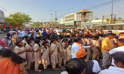 മോദിയുടെ റോഡ് ഷോയിൽ കുട്ടികൾ പങ്കെടുത്ത സംഭവം; ബിജെപിക്ക് നോട്ടീസ് മോദിയുടെ റോഡ് ഷോയിൽ കുട്ടികൾ പങ്കെടുത്ത സംഭവം; ബിജെപിക്ക് നോട്ടീസ്
