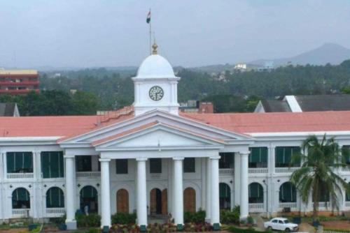 അതിര്ത്തിയിലെ സംഘര്ഷാവസ്ഥ: സെക്രട്ടറിയേറ്റിലും നോര്ക്കയിലും കണ്ട്രോള് റൂം തുറന്നു അതിര്ത്തിയിലെ സംഘര്ഷാവസ്ഥ: സെക്രട്ടറിയേറ്റിലും നോര്ക്കയിലും കണ്ട്രോള് റൂം തുറന്നു