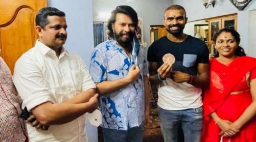 ചരിത്ര നേട്ടത്തിന് പിന്നാലെ ശ്രീജേഷിനെ വീട്ടിലെത്തി അഭിനന്ദിച്ച് മമ്മൂട്ടി