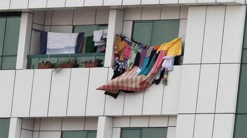 ദുബൈയിൽ ബാൽക്കണിയിലും ജനാലകളിലും വസ്ത്രം തൂക്കിയിട്ടാൽ ഇനി 1500 ദിർഹം വരെ പിഴ ദുബൈയിൽ ബാൽക്കണിയിലും ജനാലകളിലും വസ്ത്രം തൂക്കിയിട്ടാൽ ഇനി 1500 ദിർഹം വരെ പിഴ