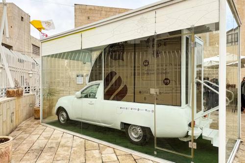 ഫ്രാൻസിസ് മാർപാപ്പയുടെ വാഹനം മൊബൈല്‍ ഹെല്‍ത്ത് ക്ലിനിക്കായി; ഇനി, ഗസ്സയിലെ കുഞ്ഞുങ്ങൾക്കായി ഓടിയെത്തും