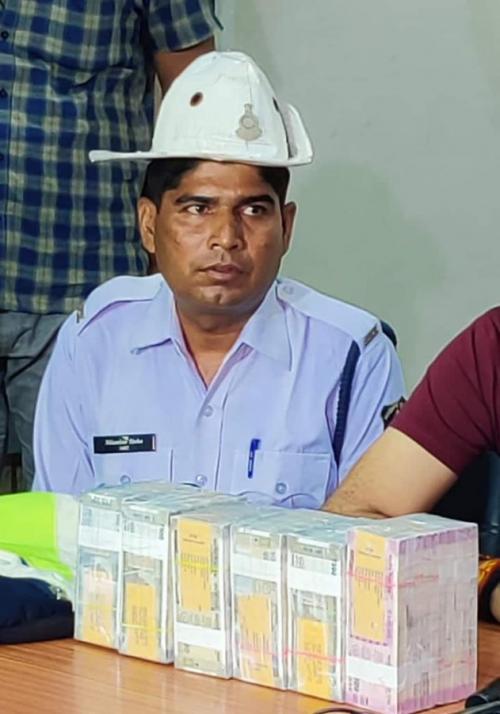 റോഡില് നിന്ന് കിട്ടിയ ബാഗില് 45 ലക്ഷം രൂപ; പോലീസിന് കൈമാറി ട്രാഫിക് ഉദ്യോഗസ്ഥൻ റോഡില് നിന്ന് കിട്ടിയ ബാഗില് 45 ലക്ഷം രൂപ; പോലീസിന് കൈമാറി ട്രാഫിക് ഉദ്യോഗസ്ഥൻ
