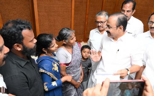 അട്ടപ്പാടി മധുവിന്റെ കുടുംബത്തിന് മുഖ്യമന്ത്രിയുടെ ഉറപ്പ്; വീടും ജോലിയും നൽകും