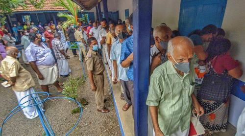 കോവിഡ് വാക്സിനേഷന് സ്പോട്ട് രജിസ്ട്രേഷൻ ഇല്ല; ഇനി ഓൺലൈൻ രജിസ്ട്രേഷൻ മാത്രം കോവിഡ് വാക്സിനേഷന് സ്പോട്ട് രജിസ്ട്രേഷൻ ഇല്ല; ഇനി ഓൺലൈൻ രജിസ്ട്രേഷൻ മാത്രം