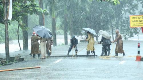 കനത്ത മഴ: അടിയന്തിര സാഹചര്യം നേരിടാന്‍ തയ്യാറായിരിക്കാന്‍ പൊലീസിന് നിർദ്ദേശം