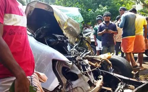 ടിപ്പറും കാറും കൂട്ടിയിടിച്ച് വയനാട്ടിൽ രണ്ടു യുവാക്കൾ മരിച്ചു ടിപ്പറും കാറും കൂട്ടിയിടിച്ച് വയനാട്ടിൽ രണ്ടു യുവാക്കൾ മരിച്ചു