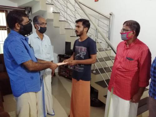 ബഹ്റൈൻ കേരളീയ സമാജം ധനസഹായം നൽകി   
