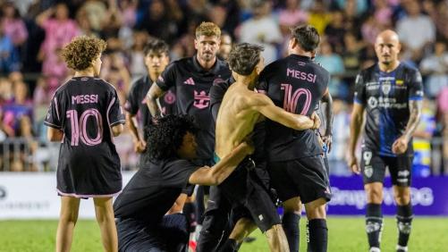 മയാമിയുടെ മത്സരത്തിനിടെ ആരാധകൻ ലയണൽ മെസ്സിയെ വലിച്ചു താഴെയിട്ടു; വീഡിയോ വൈറൽ