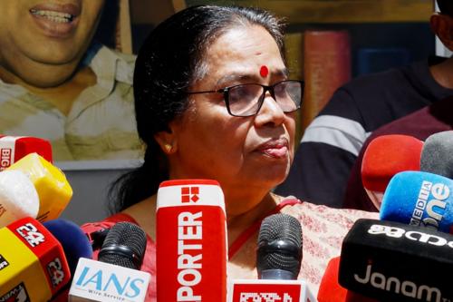 വ്യാജപ്രചാരണങ്ങളിൽ മനംനൊന്ത് മാധ്യമങ്ങൾക്ക് മുന്നിൽ വിതുമ്പി പി.കെ. ശ്രീമതി