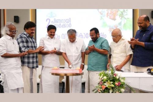 സര്ക്കാരിന്റെ നാലാം വാര്ഷിക ദിനത്തില് കേക്ക് മുറിച്ച് ആഘോഷിച്ച് മുഖ്യമന്ത്രിയും മന്ത്രിമാരും സര്ക്കാരിന്റെ നാലാം വാര്ഷിക ദിനത്തില് കേക്ക് മുറിച്ച് ആഘോഷിച്ച് മുഖ്യമന്ത്രിയും മന്ത്രിമാരും